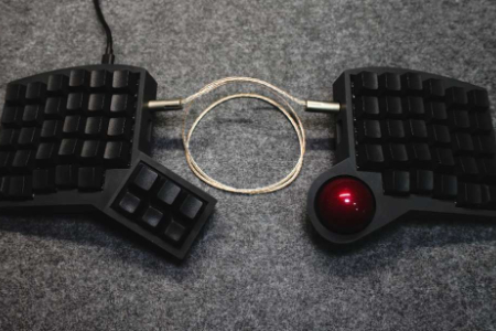 ErgoSNM 带轨迹球的分体式人体工学键盘